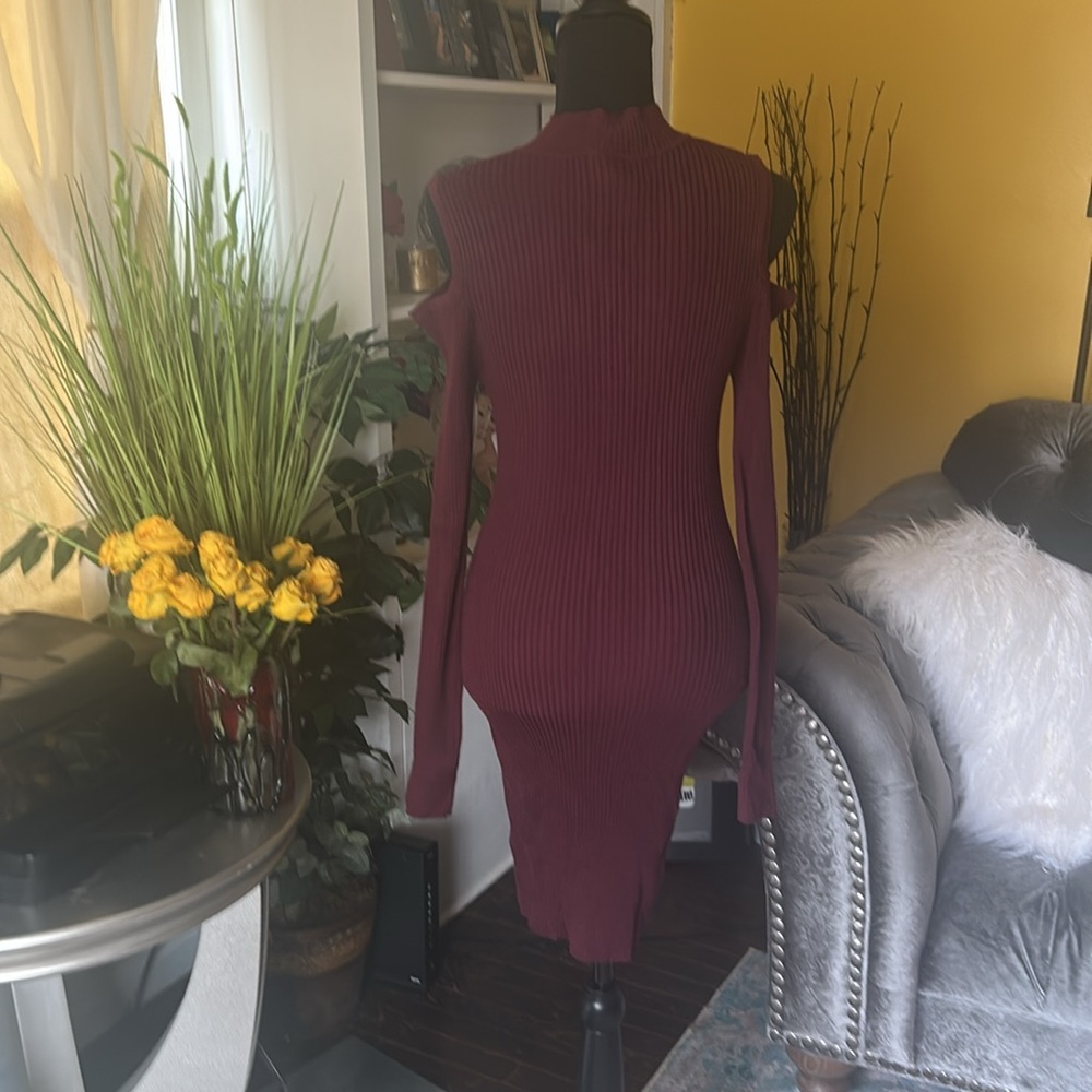 Elegant Burgundy Cold Shoulder Dress - Picture 5 of 7